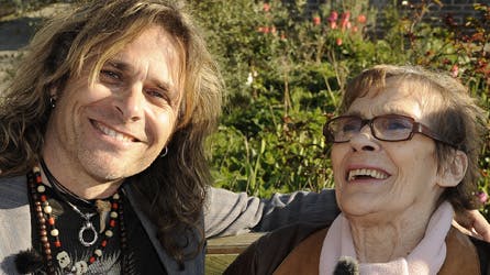 Mike Tramp må tage afsked med sin elskede mor Doris.