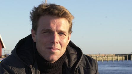 Mikkel Beha Erichsen har arvet en evig udlængsel af sit fædrene ophav, Troels Kløvedal. TV-værten har dog lært at styre den, fortæller han i SØNDAG.