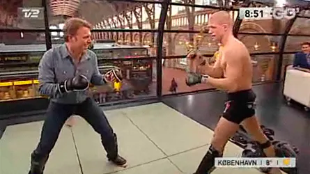 Mikkel Beha Erichsen overfor sin overmand Morten Djursaa Jensen.