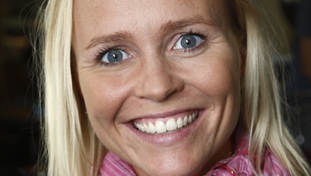 Smilende Mira kan nu ses i TV3?s nye komedie serie Maj og Charlie, hvor Miras tætte veninde Sofie Lassen-Kahlke også medvirker.