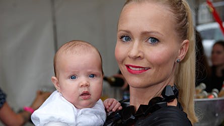 Mira Wanting med lille Filippa på armen.