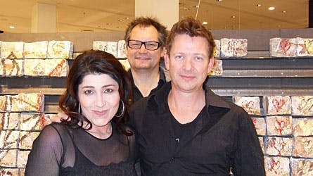 Monique sammen med Per Hillo i midten og Anders Blichfeldt fra Big Fat Snake til højre. Bag dem ses kustmuren i Illum.