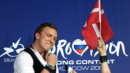 Humøret var helt i top da Niels Brinck bragte Danmark i finalen med sin melodi ?Believe Again?, torsdag aften.