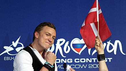 Humøret var helt i top da Niels Brinck bragte Danmark i finalen med sin melodi ?Believe Again?, torsdag aften.