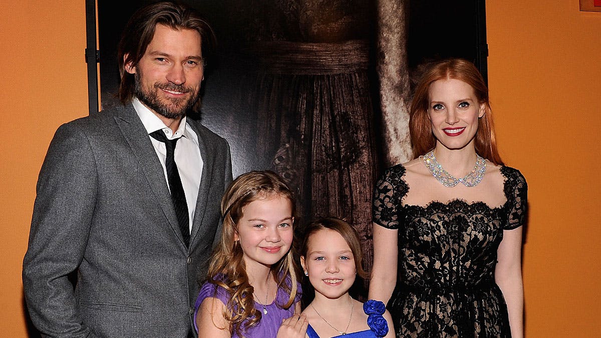 Nikolaj Coster-Waldau, der spiller faderen Lucas, sammen med Jessica Chastain, der spiller moderen Annabel og børnene Megan Charpentier og Isabelle Nélisse, der er henholdsvis Victoria og Lilly i filmen.