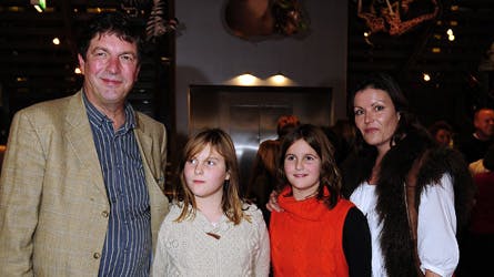 Ole Stephensen og hans hustru Julie købte villaen i Gentofte i år 2000 for godt og vel 1.6 millioner kroner. Sammen har parret døtrene Amalie, 12, og 10-årige Marie.