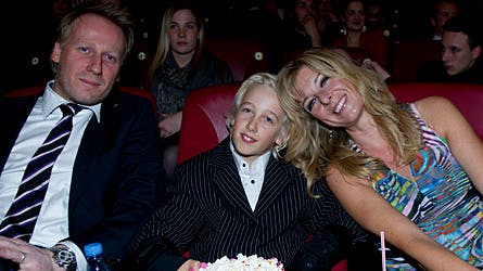 aprika Steen måtte tage seks uger væk fra familien for at filme i Agentina. Resultatet glædede hendes søn Otto, og gemalen Mikael Rieks sig til at nyde fra sofarækkens første parket i Imperial.