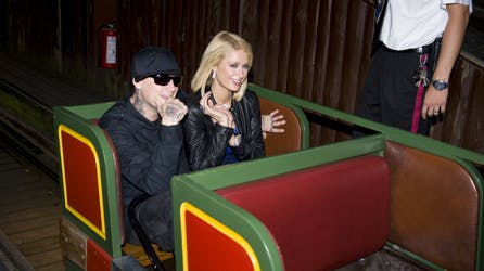 Paris Hilton har under besøget i København flashet sin kærlighed til Benji Madden med en ny halskæde med hans navn. I dag er han rejst tilbage til USA, men kun fordi, at han skal spille en koncert med sit band Good Charlotte.