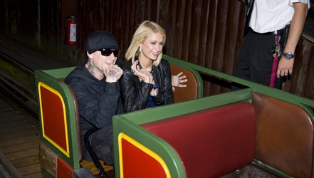 Paris Hilton har under besøget i København flashet sin kærlighed til Benji Madden med en ny halskæde med hans navn. I dag er han rejst tilbage til USA, men kun fordi, at han skal spille en koncert med sit band Good Charlotte.