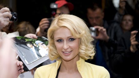 Efter en lang arbejdsdag orkede Paris Hilton tilsyneladende ikke at gå på restaurant for at indtage aftensmaden. Hun blev i stedet på Hotel Skt. Petri.