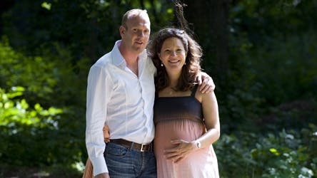 Paula Larrain og Frederik Bjørn venter deres første fælles barn til september. Paula har i forvejen 14-årige Sebastian sammen med Morten Løkkegaard.