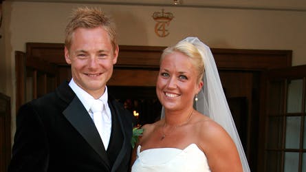 Cirka 200 gæster overværede Paw Henriksen sige ja til kæresten gennem halvandet år Rikke Toft Pedersen i lørdags. Gæsterne sejlede til den efterfølgende reception på Nationalmuseet. Parret har ikke boet sammen før brylluppet.