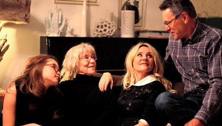 Pernille Aalund med datter og forældre