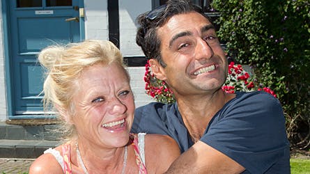 Samsø, sol og skønt selskab. Pernille Højmark og Farshad Kholghi nød det skønne vejr dagen efter en vellykket premiere på årets Dogmerevy.