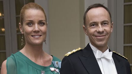 Caroline Heering støtter sin mand.