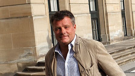 Mangemillionær Peter Warnøe på vej ind til kronprins Frederiks 44-års fødselsdag på Amalienborg tidligere på året.