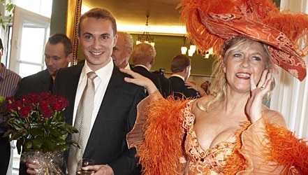 Tina Grundwald fejrede Morten Messerschmidts 30 års fødselsdag i en skarp orange kjole.