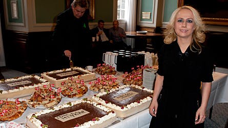 Helle Sjelle viser BILLED-BLADET det store kagebord.