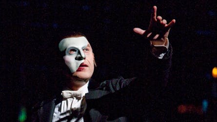 Preben Kristensen er nu klar til at afløse Flemming Enevold som Fantomet i ?Phantom of the Opera?. I næste sæson spiller Det Ny Teater ?Mary Poppins? og ?Les Miserables?.