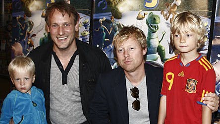 Rasmus Botoft og Martin Buch knæler med deres sønner til Toy Story 3-premieren.
