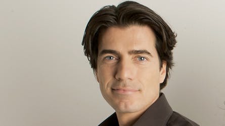 René Friis bor i New York og laver også TV i USA. Han er dog dommer i konkurrencen ?Aquadorable Natural Beauty Contest? på TV3.