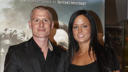 Robert Hansen bekræfter nu overfor Ekstra Bladet, at han er kæreste med 20-årige Pernille, som han tidligere har omtalt som sin ?rigtig gode veninde?.