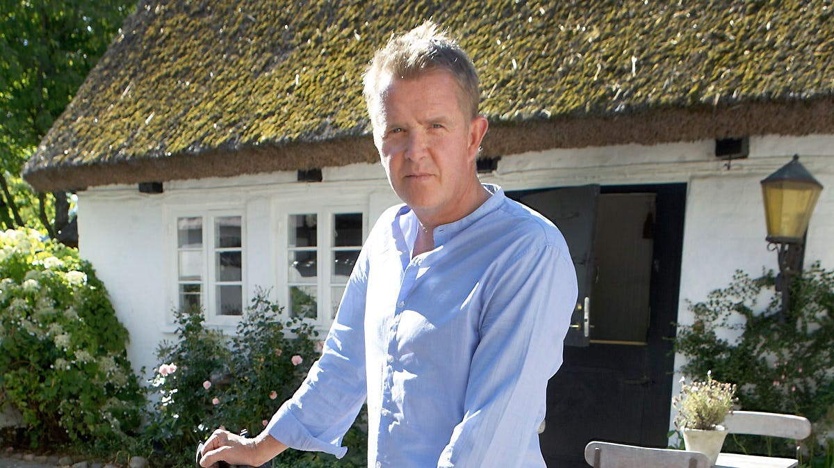 Rolf Sørensen foran sit kæmpe hus, der er til salg for små 13 millioner kroner.