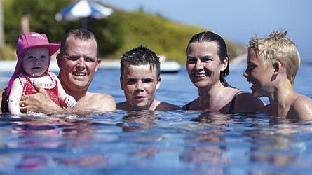 Rolf Sørensen, Susanne og børnene Carla-Sofia på halvandet år, Jonathan, 15 år, og Nicholas på 13 år.