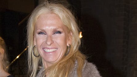 Sanne Salomonsen er ovenpå efter blodproppen, og hun kan igen rejse Danmark rundt og optræde. Det smitter positivt af på hendes regnskaber.