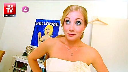 Kit tager hånd om situationen og gifter sig med - ja, sig selv!