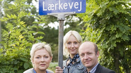 Der er udsigt til yderligere 12 afsnit af ?Lærkevej?. TV 2 har bestilt en sæson mere af serien, der har givet Søs Egelind en markant rolle udenfor reklameverdenen.