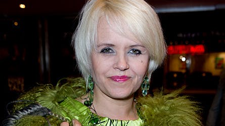 Soffie Dalsgaard udtrykte sig i forårets farve i en Benedikte Utzon-kjole tilsat grøn pels.? Den har jeg fået i fødselsdagsgave, sagde dansepigen.