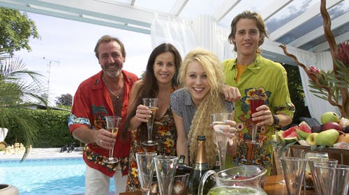 Dansedynastiet Fredie-Pedersen ses her på den ejendom, der er anledning til familiens store økonomiske vanskeligheder.