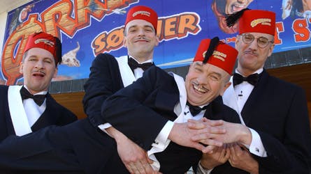 350.000 solgte billetter på turneen ?En sang fra de varme lande? har givet hver af de fire skuespillere i Ørkenens Sønner en indtjening på 15 millioner kroner, vurderer B.T..