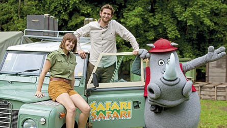 Louis Pilmark med TV-kollegaen Klara Sofie Svendsen og næsehornet Niller under optagelserne til det nye TV 2-program ?Safari Safari?.