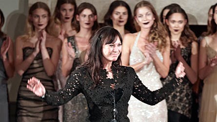 Stasia Hallas bliver hyldet efter sit flotte show. Bag hende til højre står Marianne Mosbæk i en fin råhvid kjole.