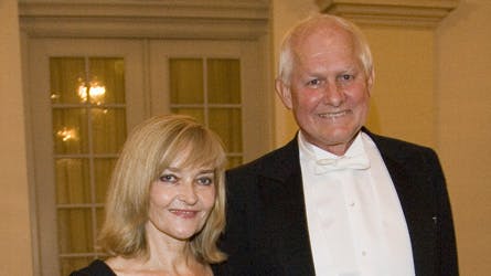 Svend Auken har haft nogle dramatiske sommerdage. Nu melder hans familie, at han har det godt efter den operation, der reddede hans liv.