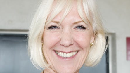 https://imgix.billedbladet.dk/media/billedbladet/kendte/nyheder/teater/mckeevenindehj.jpg