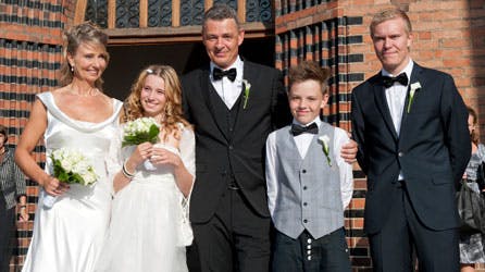 TV 2?s Thomas Kristensen tog sine to sønner med i kirken, da han giftede sig med sin kæreste, Jeanette Schmeltz, hvis datter var brudepige