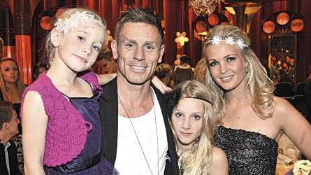 Allan Nielsens to yngste døtre, Emma Sofie på 10 og Nanna på seks, skal være brudepiger.