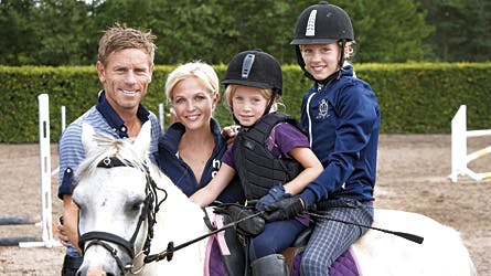 Tina Lund bruger meget tid sammen med Allans tre døtre.Her ses det vordende ægtepar på ridebanen sammen med Nanna, 7, og Emma, 11.