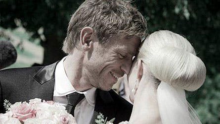 Et smukt og romantisk øjeblik, hvor brudgommen Allan Nielsen trykker sig helt tæt ind til sin brud, Tina Lund.