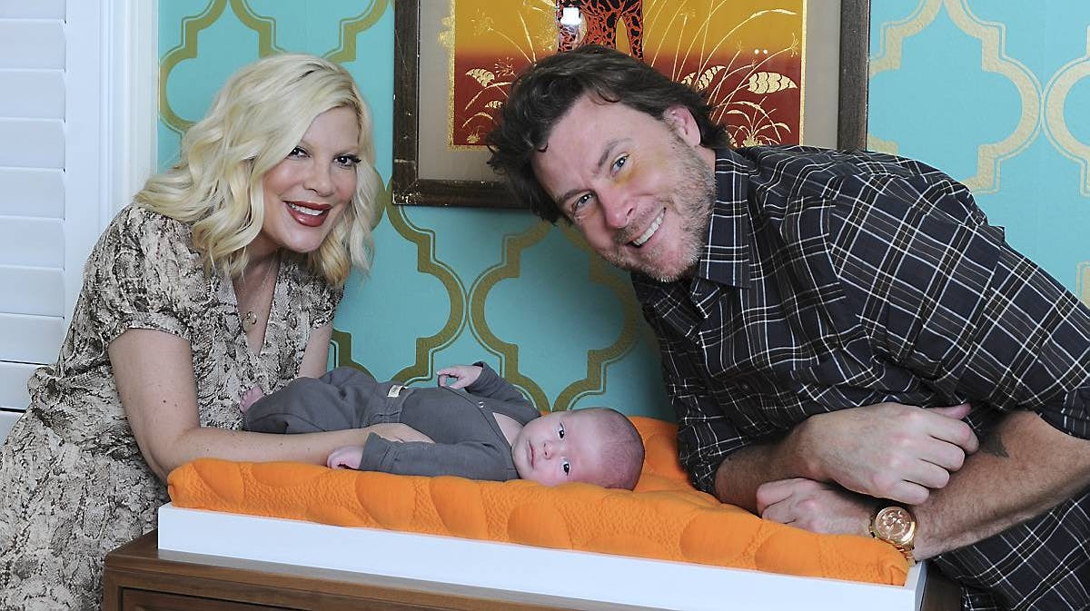 Tori Spelling og Dean McDermott med lille Finn fotograferet i oktober 2012.