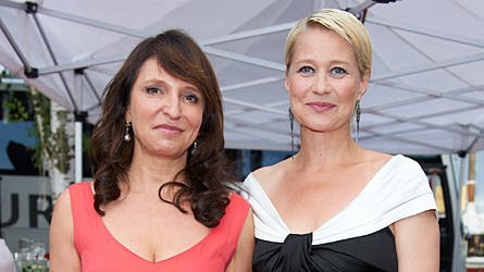 Susanne Bier og Trine Dyrholm var "sommerligt" klædt på til uddelingen af årets Svend-pris.