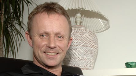 Claus Elgaard har været vært i det østjyske det seneste år, og efter en afstikker som kommunikationschef i Vejle Boldklub trives han med igen at lave TV.