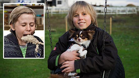 Thomas spiller gerne fodbold med Luna, men ellers ror han i kajak og fisker, dog mest om sommeren.