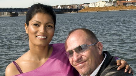 Ulla Essendrop skal giftes med sin kæreste Jimmy Støvring. Han overraskede sports-værtinden med et frieri i London.