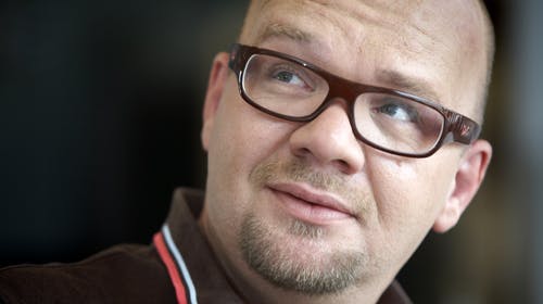 Lars Hjortshøj startede som stand up-komiker, men har så bred appel, at han er gået fra det ene prestigefyldte job efter det andet. Hjortshøj har været vært på tre radiostationer, og nu er han ansat som skærmtrold på TV3.