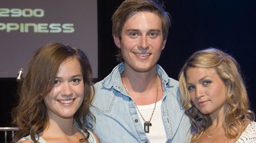 Søren Bregendal medvirker i tv-serien 2900 Happiness, og til efteråret kan han ses i Vild med dans. Desuden tjener den blonde hjerteknuser ekstra skillinger som model for bureauet Scoop Models.