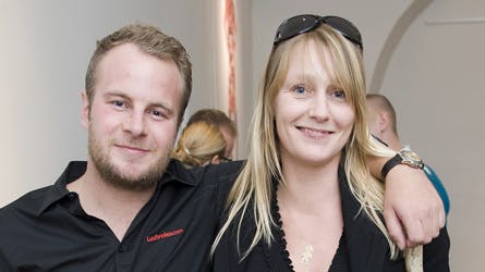 Uffe Holm har ikke tænkt sig at blive pokerspiller på fuld tid. Han mener, at det er for usikker en beskæftigelse, når man har en familie. Han har dog netop vundet 156.000 kroner i poker. Her ses Uffe med sin kone Malene Nielsen.